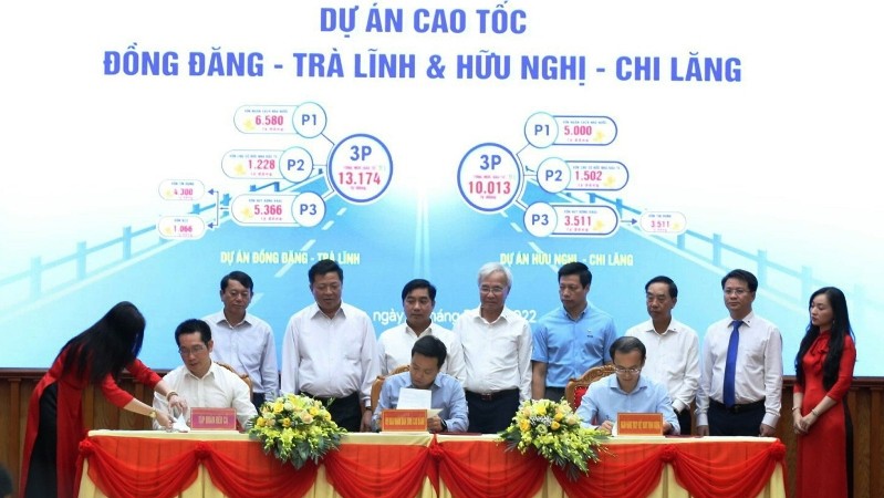 The signing ceremony for the Dong Dang-Tra Linh and Huu Nghi-Chi Lang Expressway (Photo: Tuan Linh)