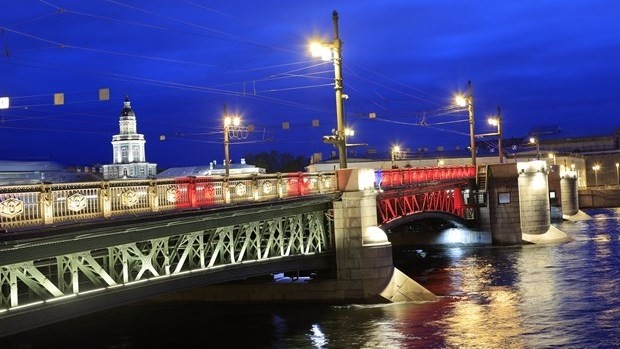The Palace Bridge in Saint Petersburg illuminated in red and yellow colours as part of the ‘Vietnamese days in Saint Petersburg’ programme. (Photo: VNA)