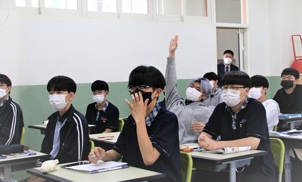 Students in a Vietnamese language lesson at the Myeonmok High School (Photo: VNA)