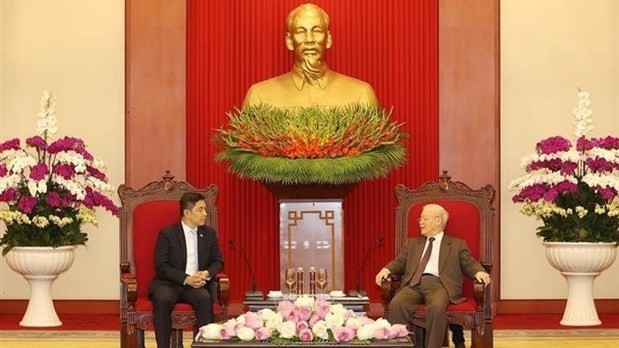 Party General Secretary Nguyen Phu Trong (right) hosts a reception for Speaker of the Singaporean Parliament Tan Chuan-Jin in Hanoi. (Photo: VNA)