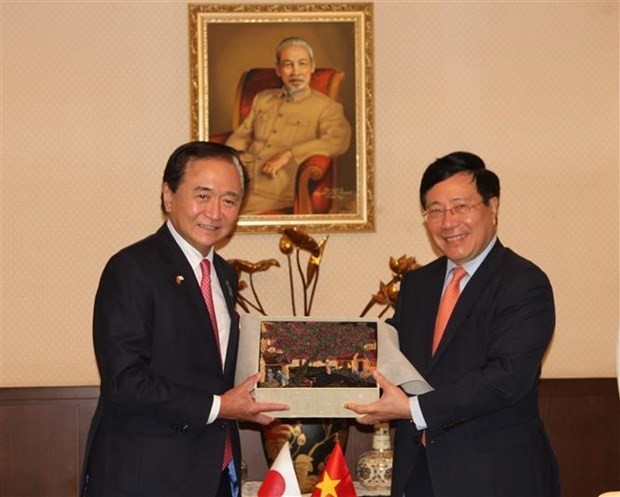 Deputy Prime Minister Pham Binh Minh (R) presents a souvenir to Governor of Kanagawa Prefecture Yuji Kuroiwa (Photo: VNA)