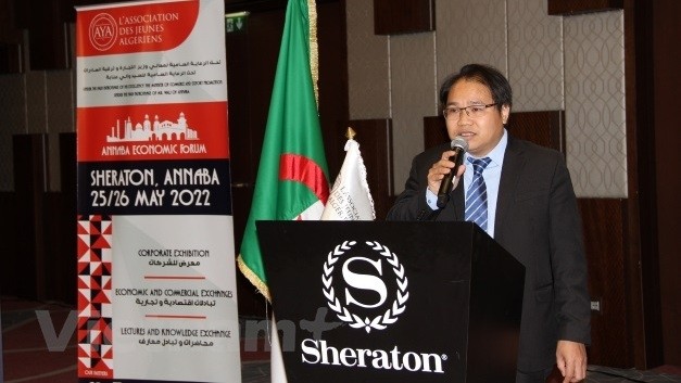  Vietnamese Trade Counselor in Algeria Hoang Duc Nhuan speaking at the event. (Photo: VNA)