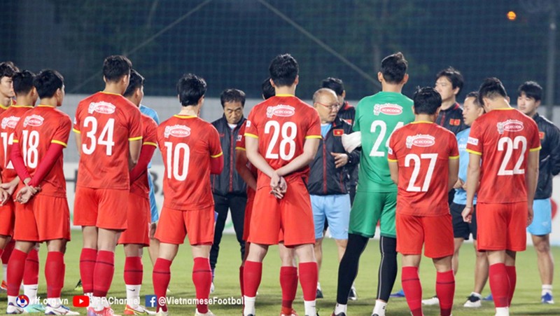 Head coach Park Hang-seo joins his players in a training session (Photo: VFF)
