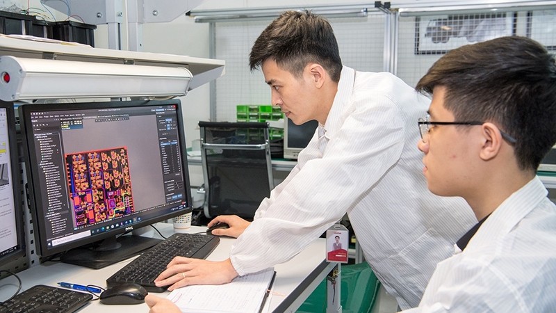 Viettel's engineers are doing research into technology solutions.