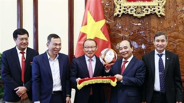 President Nguyen Xuan Phuc on May 28 hosted a reception for head coaches of Vietnamese men’s and women’s football squads. (Photo: VNA)