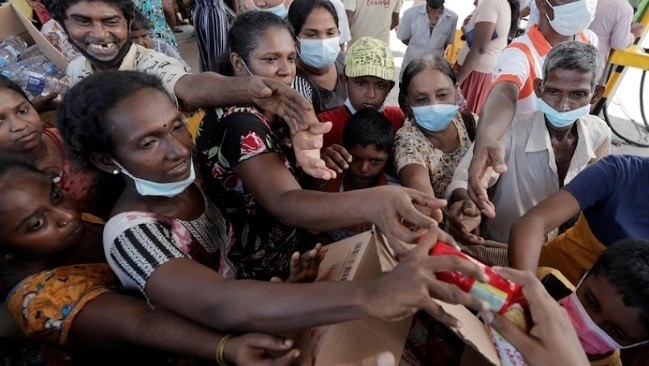 Sri Lankans receive aid. (Photo: Reuters/VNA)