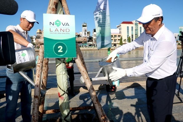 Planting trees after the launching ceremony (Photo: VNA) 