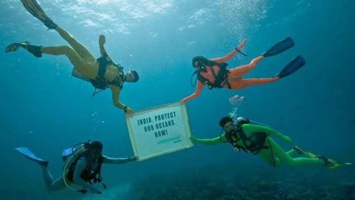 Greenpeace activists with a banner reading "India, Protect our Oceans now" under ocean water in Andaman and Nicobar, India (Photo: AFP/VNA)