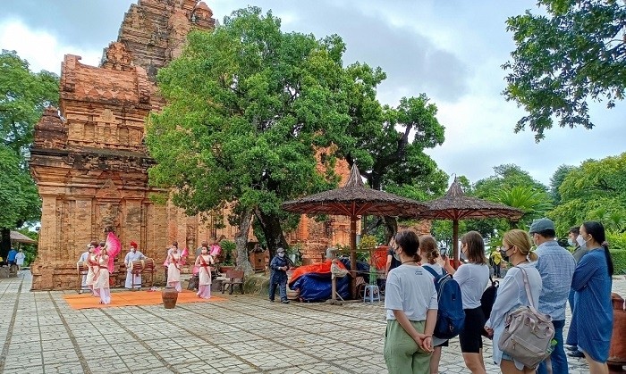 Foreign visitors enjoy a folk dance at a tourist site in Khanh Hoa Province (Photo: VOV)