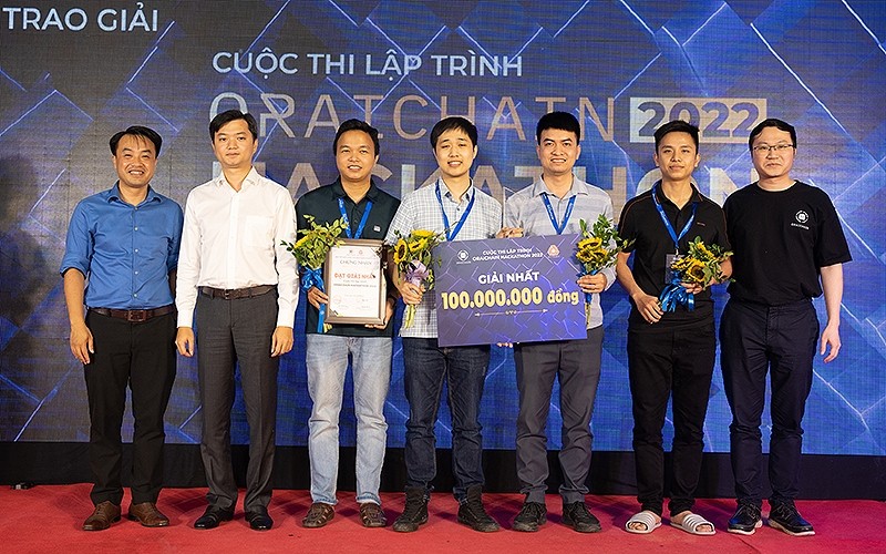 The 1877 team presented with the first prize (Photo: NDO)