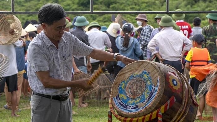 Born 300 years ago, Dong Hoa Fishing Festival in Xuan Vien Commune, Nghi Xuan District, is held annually upon completing the harvest. 