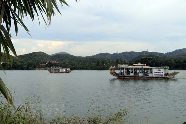 Tourists take a boat ride on the Huong (Perfume) River which flows through Hue city. (Photo: VNA)