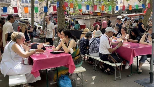 The Vietnamese culinary festival in Paris attracts a large number of local residents. (Photo: VNA)