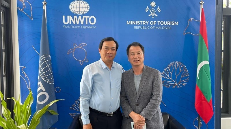 Director General Nguyen Trung Khanh and Harry Hwang, Director of Regional Department of Asia and the Pacific, UNWTO. (Photo: VNAT)