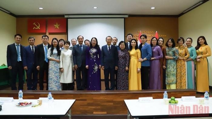 Vice President Vo Thi Anh Xuan and the staff of Vietnamese Embassy in Thailand (Photo: NDO)