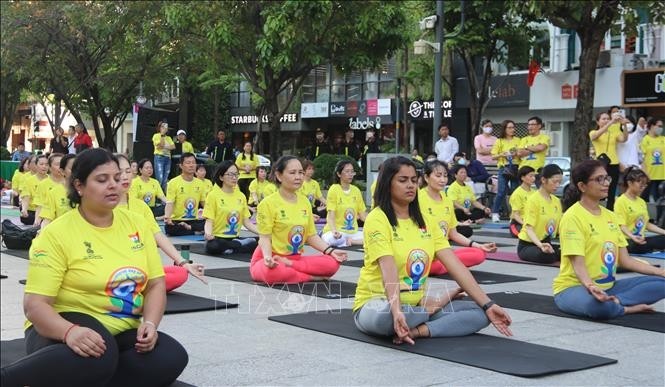 Nearly 1,000 people participated in a mass yoga performance in Ho Chi Minh City. (Photo: VNA)