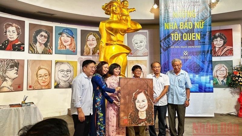 At the ceremony to receive a collection featuring 100 portrait paintings of female journalists created by journalist Huynh Dung Nhan.