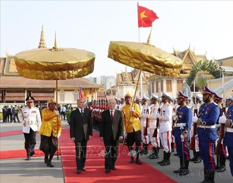 King Norodom Sihamoni presides over a ceremony to welcome General Secretary and President Nguyen Phu Trong for a state visit to Cambodia on February 25-26, 2019. (Photo: VNA)
