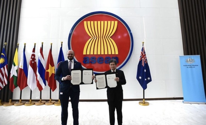 ASEAN Secretary-General Dato Lim Jock Hoi (R) and Australian Ambassador Will Nankervis show the signed MoU. (Photo: asean.org)