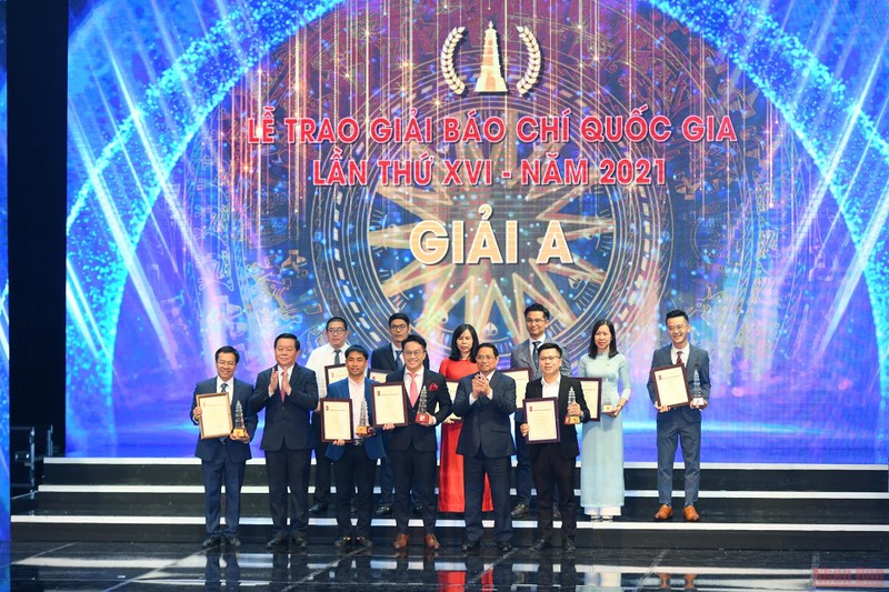 Prime Minister Pham Minh Chinh and Head of the Party Central Committee’s Commission for Communication and Education Nguyen Trong Nghia delivered A prizes to the winning entrants. 