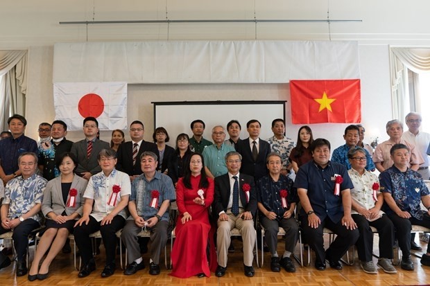 Participants in the launch of the Association of Vietnamese in Okinawa pose for a group photo. (Photo: VNA)