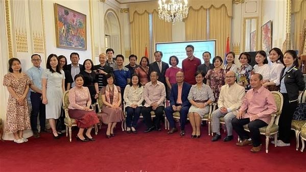 Staff of embassies of Vietnam and Laos in France and  pose for group photo: (Photo: VNA)