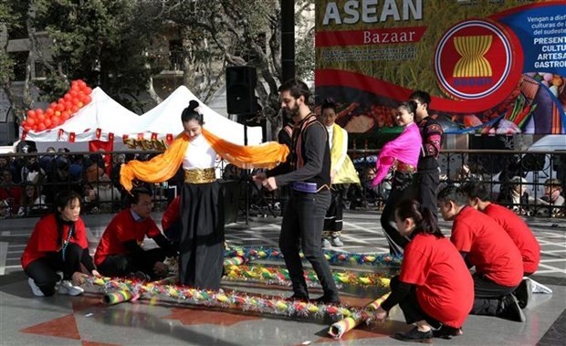 Participants join mua sap, a tradition dance of Vietnam, at bazaar, held on June 25 in Argentina. (Photo: VNA)