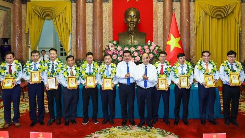President Nguyen Xuan Phuc and outstanding oil and gas workers. (Photo: Presidential Office)