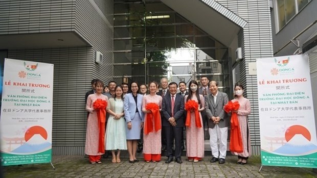 Officials from the Vietnamese embassy in Japan and Dong A University join a ribbon-cutting ceremony of the representative office of the university in Tokyo, Japan. Photo courtesy of Phương Chi