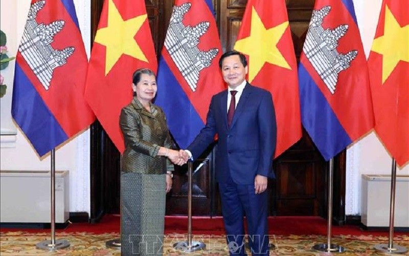 Deputy Prime Minister Le Minh Khai meets his visiting Cambodian counterpart Men Sam An. (Photo: VNA)