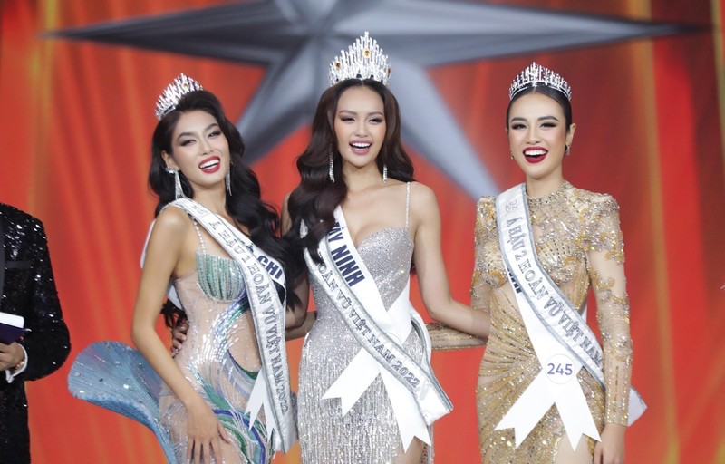  Miss Universe Vietnam 2022 Nguyen Thi Ngoc Chau (C), first runner-up Le Thao Nhi (L), and second runner-up Huynh Pham Thuy Tien. (Photo: VNA)