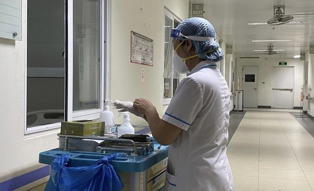 A health worker prepares to tend to COVID-19 patients at a hospital. (Photo: VNA)