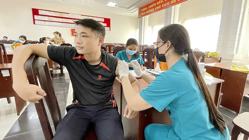 A man in Dong Nai Province is vaccinated against COVID-19.