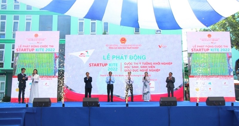 Delegates launch the contest (Photo: daibieunhandan.vn)