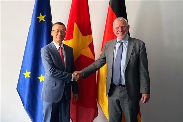 Vietnamese Ambassador to Germany Vu Quang Minh (left) shakes hands with Jochen Flasbarth, State Secretary in the German Federal Ministry for Economic Cooperation and Development on June 23. (Photo: VNA)