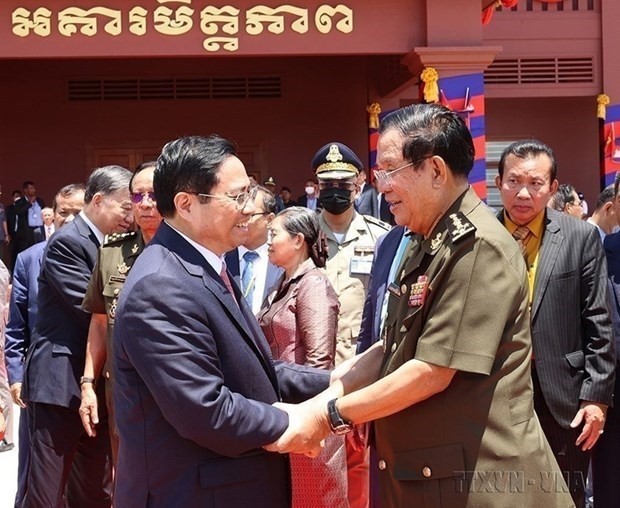 Prime Minister Pham Minh Chinh (L) and his Cambodian counterpart Hun Sen at a ceremony marking 45 years of the journey to overthrow Pol Pot genocidal regime (Photo: VNA)