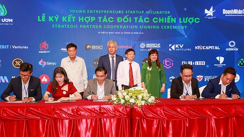 Strategic partners sign agreements to sponsor the Young Entrepreneurs Startup Incubator (Photo: NDO)