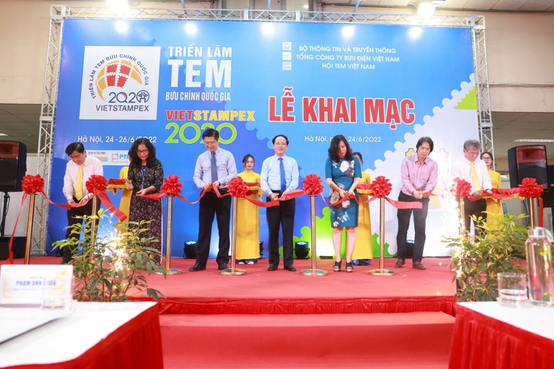 Delegates cut the ribbon to open Vietstampex.