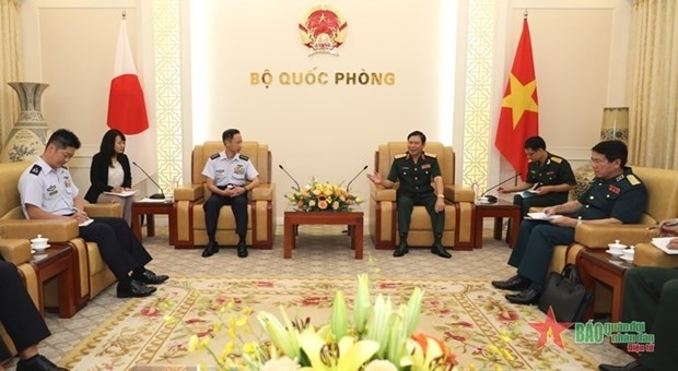 Deputy Minister of National Defence Sen. Lt. General Nguyen Tan Cuong (right) hosts visiting Chief of Staff of the Japan Air Self-Defence Force General Izutsu Shunji in Hanoi on June 28. (Photo: VNA)
