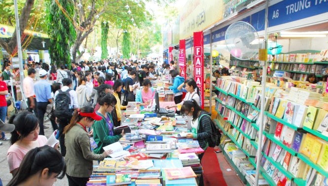 Visitors at the Hanoi Book Fair 2019 (Photo: hanoimoi.com.vn)