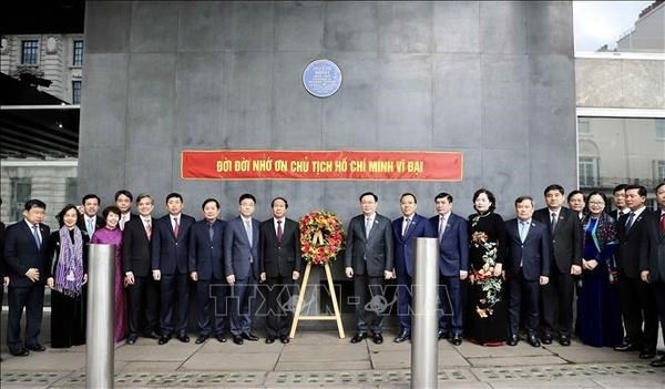 National Assembly Chairman Vuong Dinh Hue and his entourage laid flowers at the plaque of President Ho Chi Minh at New Zealand House on Hay Market Street in London (Photo: VNA)