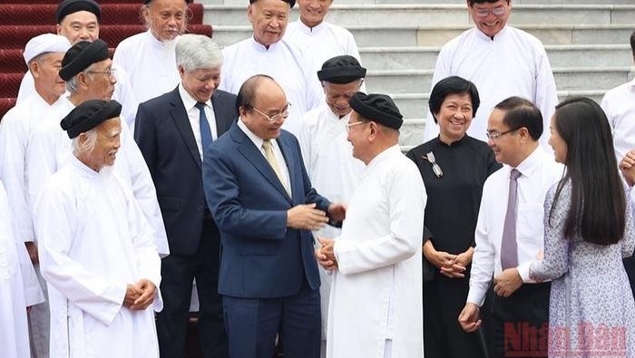 President Nguyen Xuan Phuc meets with Cao Dai dignitaries in Hanoi on June 29. (Photo: NDO)