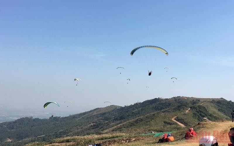 Flying over Bu Hill, Chuong My District, Hanoi, by paragliding is a favourite experience for many people.