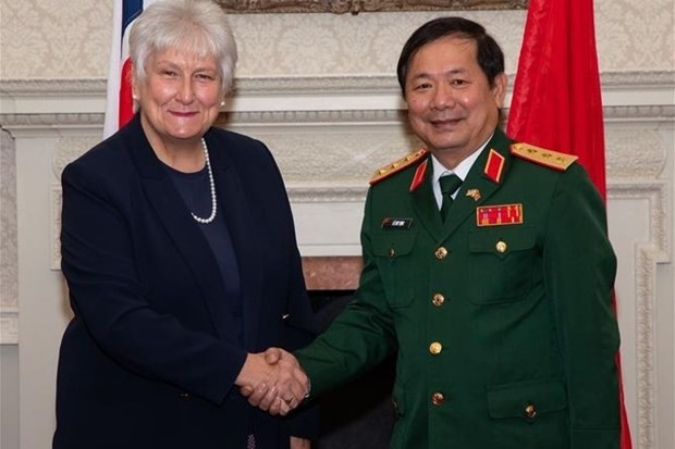 Vietnamese Deputy Minister of National Defence Sen. Lieut. Le Huy Vinh (R) and UK Minister of State at the Ministry of Defence Baroness Goldie (Photo: VNA)