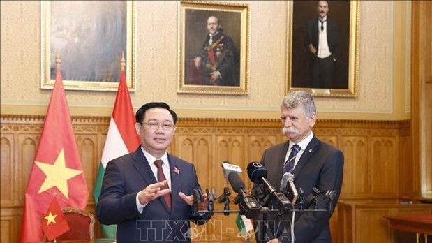 NA Chairman Vuong Dinh Hue (L) and his Hungarian counterpart László Kövér at the press meeting on June 27. (Photo: VNA)