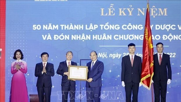 President Nguyen Xuan Phuc (third from right) presents first-class Labour Order to Vinapharm (Photo: VNA)