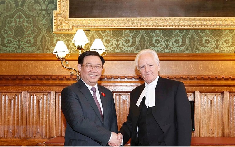 National Assembly Chairman Vuong Dinh Hue (L) meets Speaker of the UK House of Lords John Mcfall. (Photo: VNA)