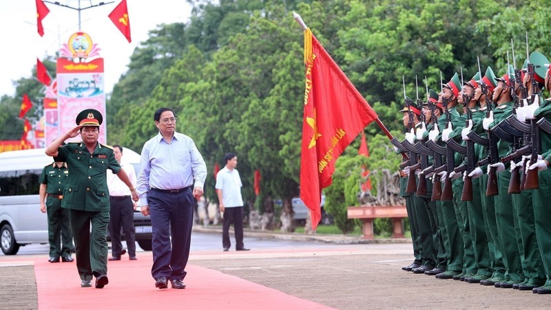 Prime Minister Pham Minh Chinh visits the Military Command of Dak Lak Province. (Photo: VNA)