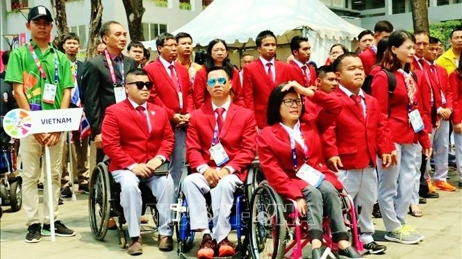 Vietnamese athletes attend the flag hoisting ceremony of the 9th ASEAN Para Games in Malaysia in 2017. (File photo: VNA)