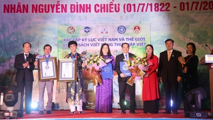 The world record presented to the calligraphy book. (Photo: VNA)
